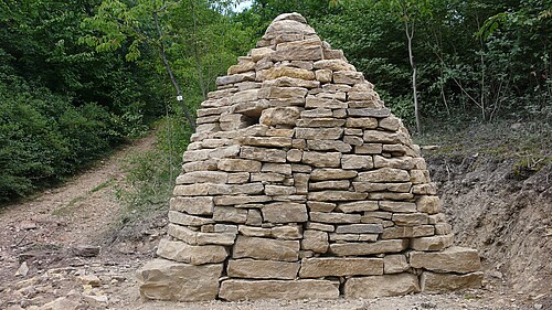 Le cinquième chorten est construit en grès calcaire de l’Oligocène. Pour voir la mise en œuvre du chantier, une classe de primaire a été conviée sur le site.
