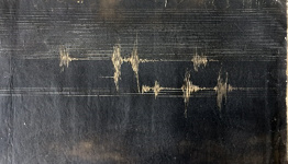Détail du sismogramme (noir de fumée, « Wiechert ») 11/12 août 1944, numérisation d’Arno Gisinger, 2019 © Ecole et Observatoire des Sciences de la Terre, Université de Strasbourg. Photo : Arno Gisinger.